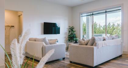 2BR Kelowna Escape - Hot Tub - Wineries - Beaches - Trails & Shops
