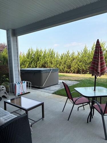 2BR Kelowna Escape - Hot Tub - Wineries - Beaches - Trails & Shops