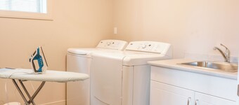 2BR Kelowna Escape - Hot Tub - Wineries - Beaches - Trails & Shops