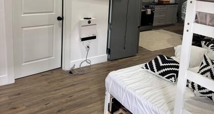New studio apartment in Pacific Grove walk to Trader joes, restaurants Starbucks