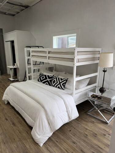New studio apartment in Pacific Grove walk to Trader joes, restaurants Starbucks