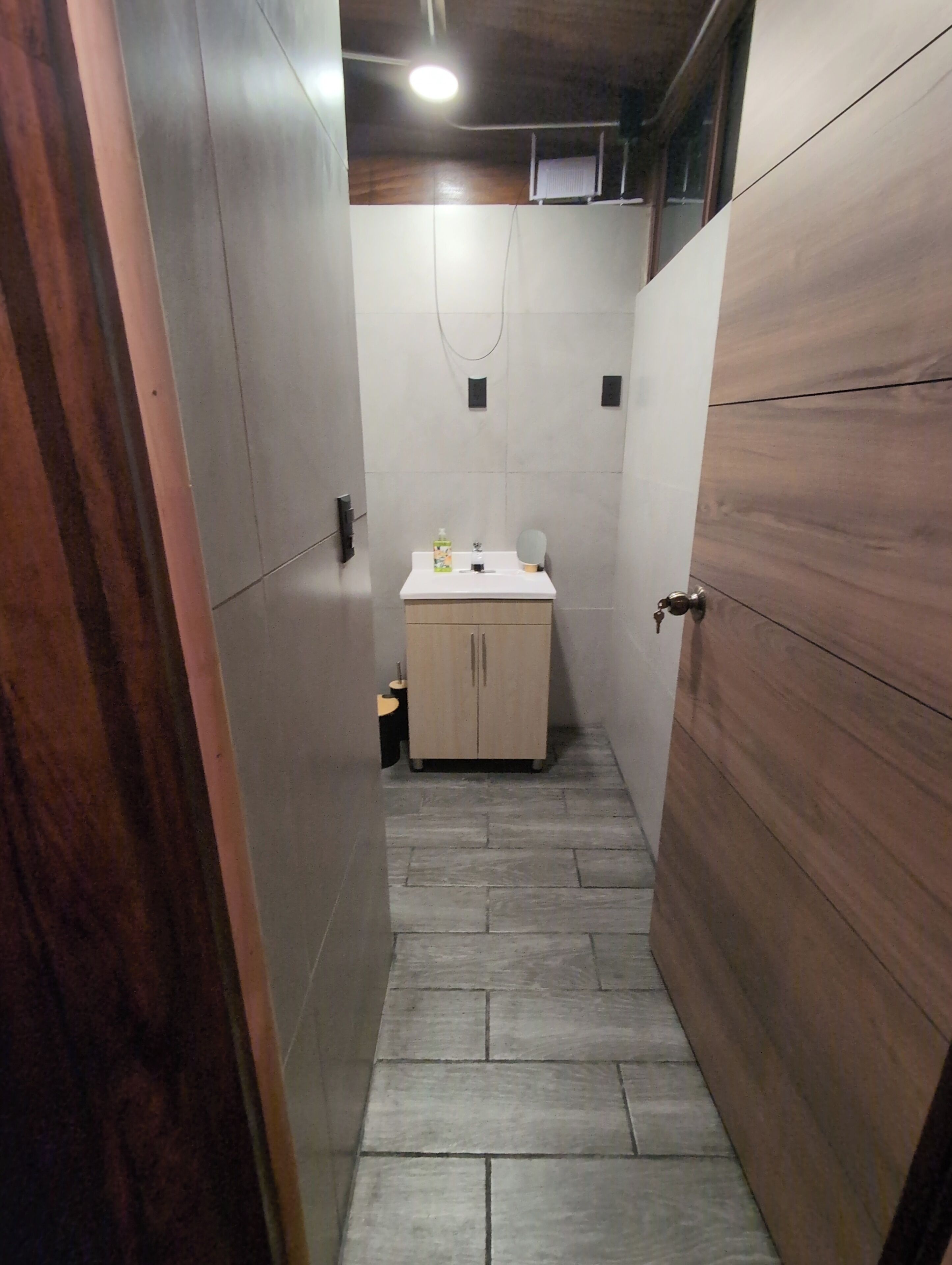 Douche, serviettes fournies, savon, papier toilette