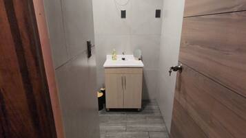 Douche, serviettes fournies, savon, papier toilette