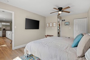 3 bedrooms, iron/ironing board, WiFi (free), bed sheets - Charming 3-bedroom 2 full bath country house in tranquil Springfield (Springfield)