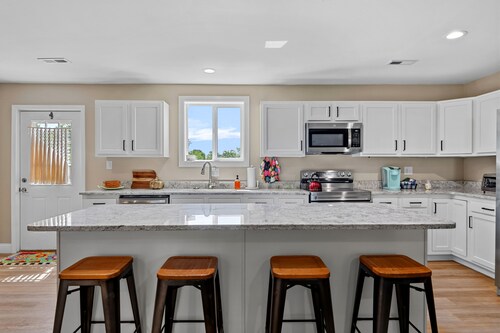 Charming 3-bedroom 2 full bath country house in tranquil Springfield