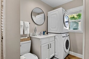 Shower, hair dryer, towels, soap - Charming 3-bedroom 2 full bath country house in tranquil Springfield (Springfield)