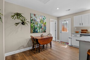Dining - Charming 3-bedroom 2 full bath country house in tranquil Springfield (Springfield)