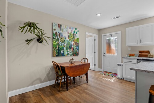 Charming 3-bedroom 2 full bath country house in tranquil Springfield