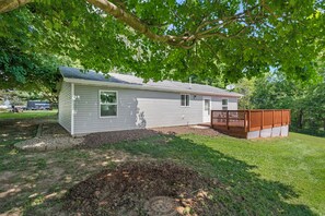Exterior - Charming 3-bedroom 2 full bath country house in tranquil Springfield (Springfield)