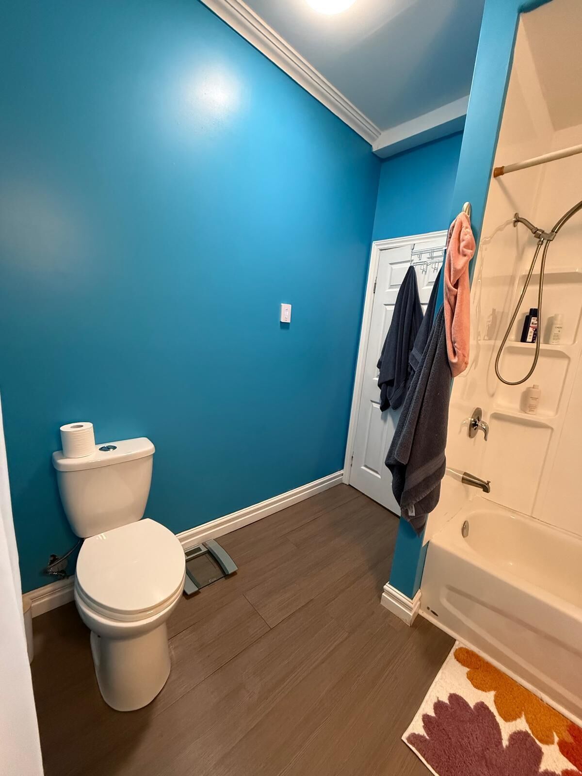 Un baño con inodoro, ducha y bañera.