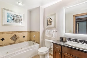 Ducha, bañera de hidromasaje, secador de pelo, toallas