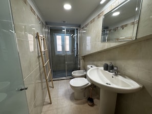 Deluxe-Penthouse, mit Bad, Flussblick (Lisbon Bridge) | Badezimmer | Dusche, Haartrockner, Handtücher