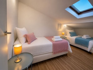 Deluxe-Penthouse, mit Bad, Flussblick (Lisbon Bridge) | Schreibtisch, laptopgeeigneter Arbeitsplatz, Verdunkelungsvorhänge