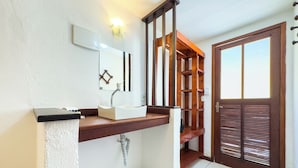 Habitación cuádruple básica, patio, vista al jardín | Baño