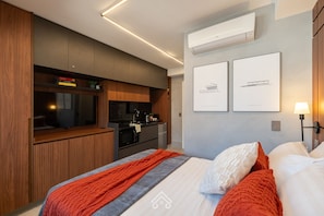 Desk, iron/ironing board, WiFi (free), bed sheets - Vrbo Property (São Paulo)