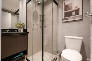 Shower, hair dryer, towels, soap - Vrbo Property (São Paulo)