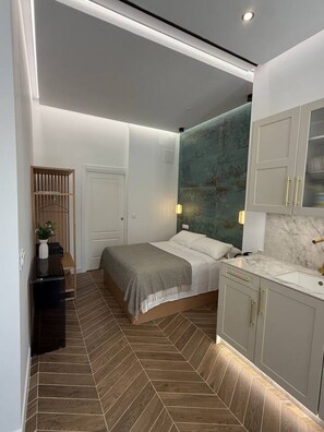 A modern bedroom with a bed, bedside table, and a wardrobe. - La Casona de les Arts 1 - Oceanográfic (València)