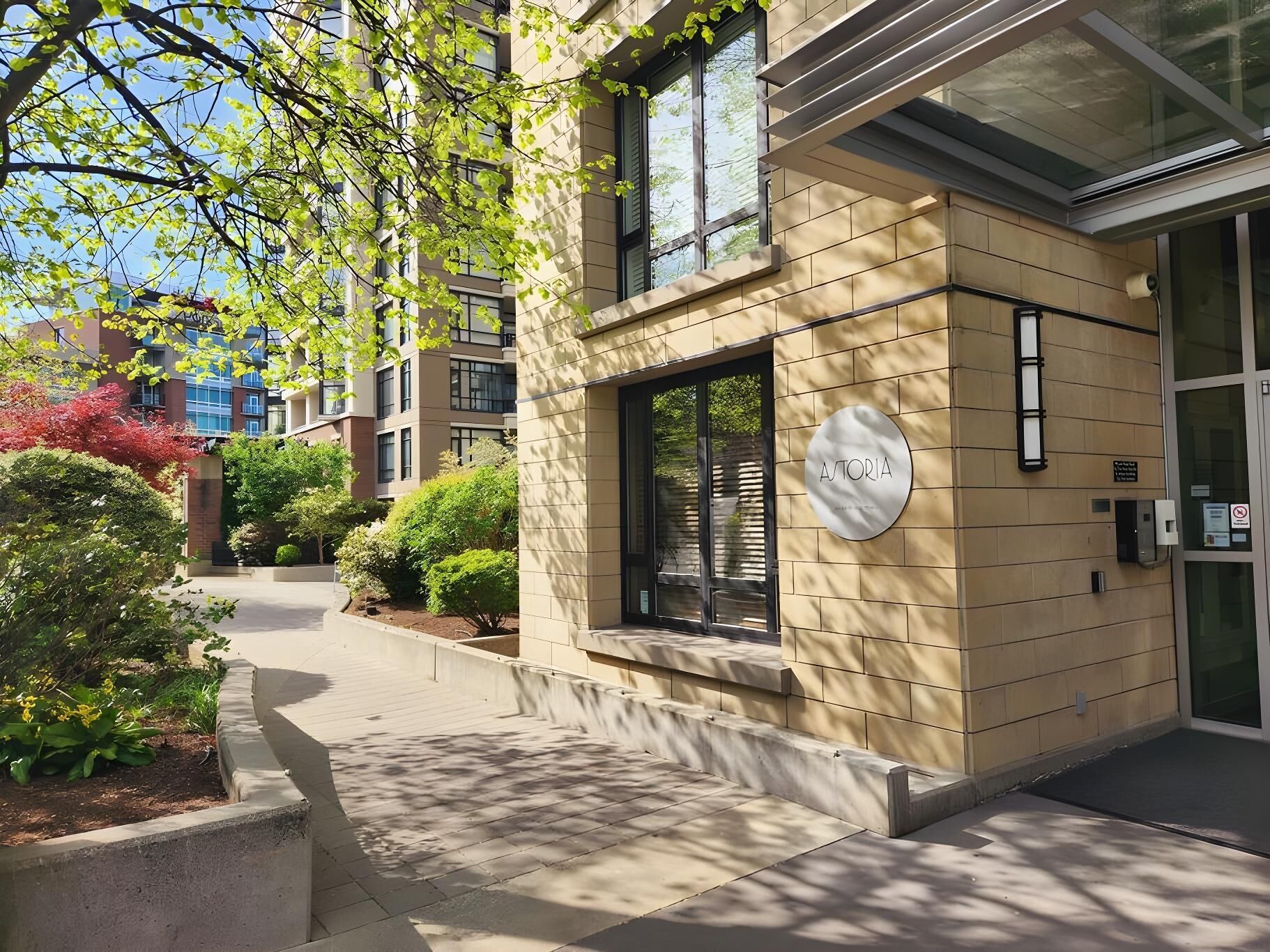 Un bâtiment moderne dont la façade porte une enseigne indiquant « A TORIA ».