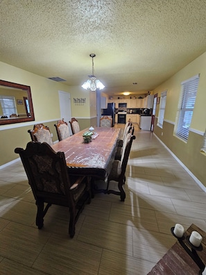 Dining - 3-bedroom house in welcoming Mesquite with cool AC (Mesquite)