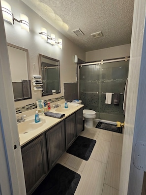 Shower, hair dryer, towels, soap - 3-bedroom house in welcoming Mesquite with cool AC (Mesquite)