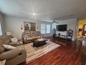Living area - 3-bedroom house in welcoming Mesquite with cool AC (Mesquite)
