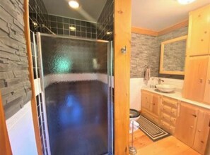 Shower, hair dryer, towels, soap - A Timeless Whispering River Cottage at the Water’s Edge (Lily)
