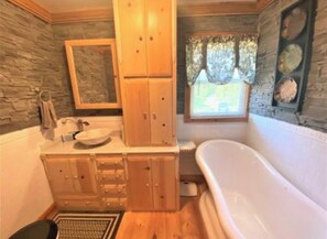 Shower, hair dryer, towels, soap - A Timeless Whispering River Cottage at the Water’s Edge (Lily)