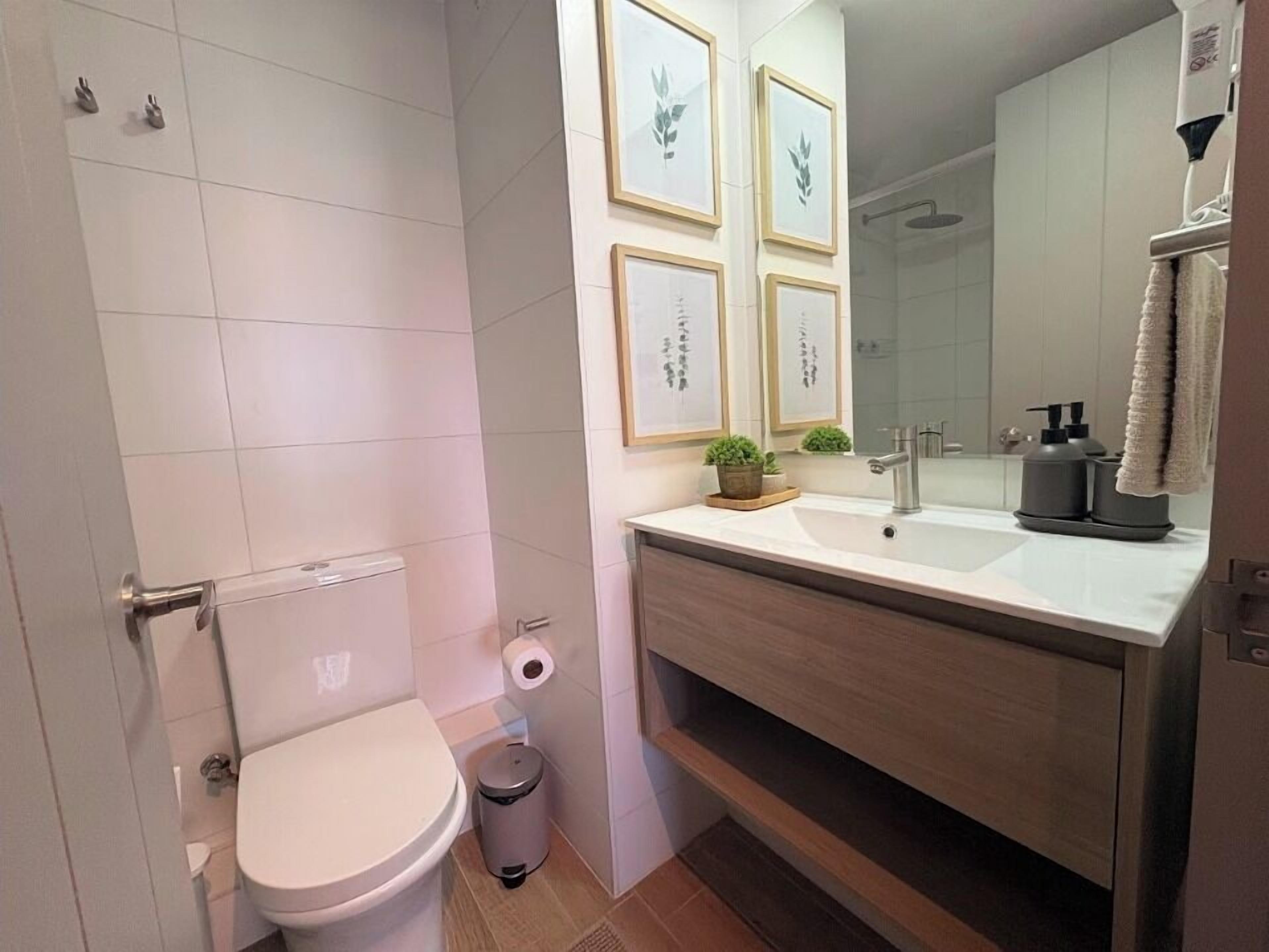 Apartment, 1 Bedroom | Bathroom | Shower, hair dryer, towels, toilet paper