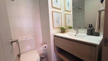 Apartment, 1 Bedroom | Bathroom | Shower, hair dryer, towels, toilet paper