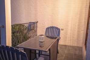 Outdoor dining - 3 King Beds with En Suite Bathrooms and Private Shuttle to Square & Stadium (Oxford)