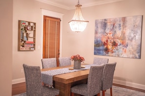 Dining - 3 King Beds with En Suite Bathrooms and Private Shuttle to Square & Stadium (Oxford)