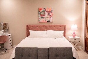 A neatly arranged bedroom with a bed, bedside table, lamp, and a mirror. - 3 King Beds with En Suite Bathrooms and Private Shuttle to Square & Stadium (Oxford)