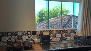 Coffee/tea maker, fridge, microwave, stovetop - Guest house 700 meters from Moçambique beach and 500 meters from the state park. (Florianópolis)