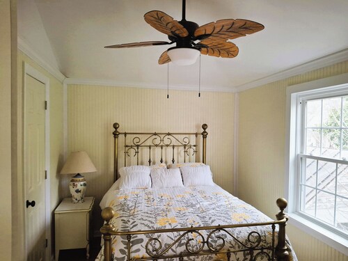 Gorgeous 2-bedroom apartment with  hot tub  in charming downtown  Tarboro
