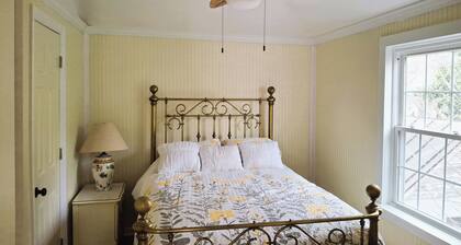 Gorgeous 2-bedroom apartment with hot tub in charming downtown Tarboro