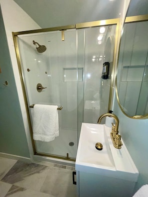 Douche, sèche-cheveux, serviettes fournies, savon