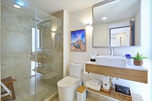 Haartrockner, Handtücher, Seife, Toilettenpapier
