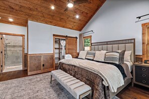 A bedroom with a large bed, a bench, a bedside table, and a wardrobe. - Stunning Mountain Views/Hot Tub/Fireplaces /3 Kings (Blue Ridge)