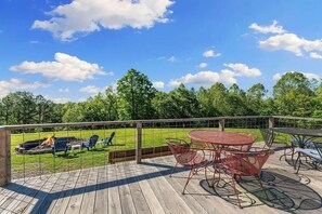 Outdoor dining - The Ridge Ranch House (Pineville)