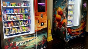 Ein Getränkeautomat mit verschiedenen Snacks und Getränken.