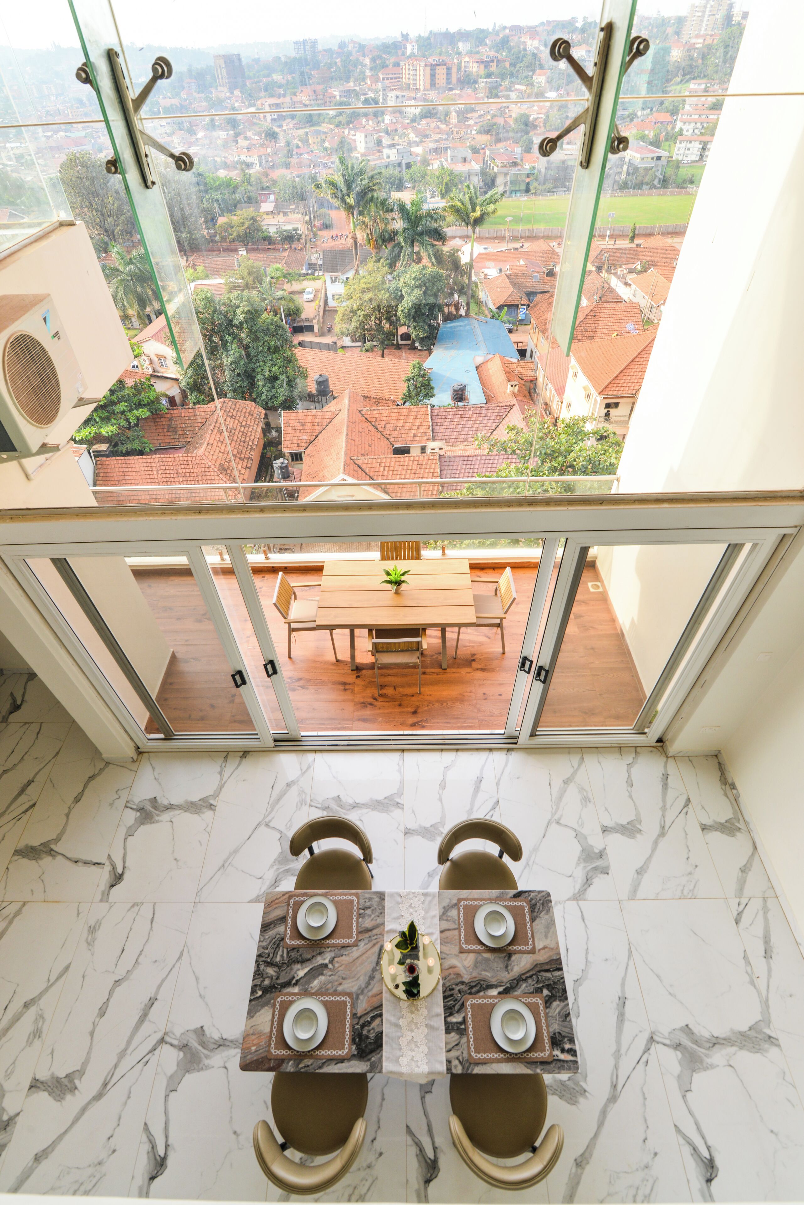 Um apartamento alto com varanda e vista para uma área residencial.