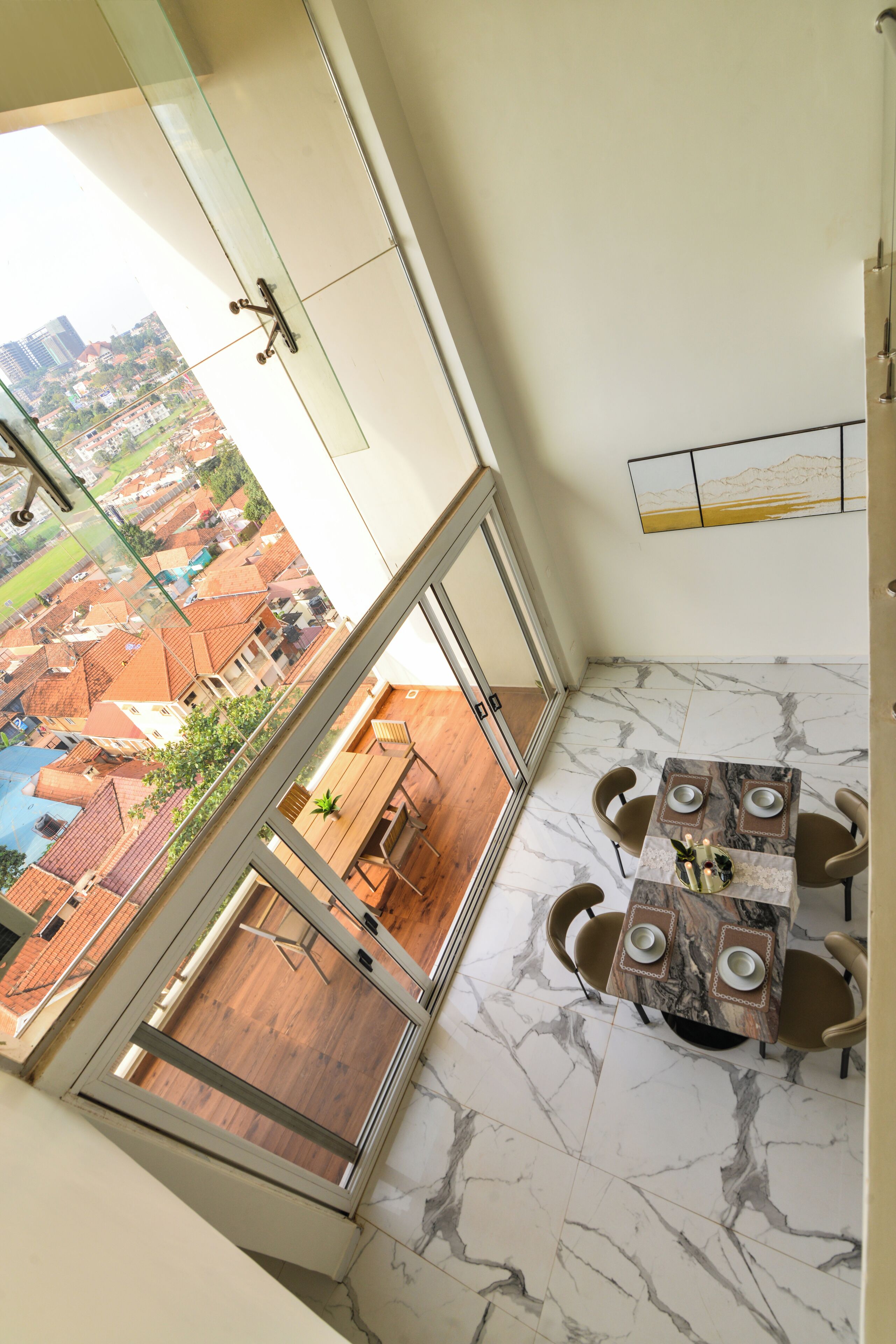 Comedor con vista a un paisaje urbano a través de un ventanal grande.