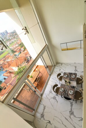 Comedor con vista a un paisaje urbano a través de un ventanal grande.