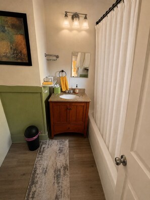 Hair dryer, towels, soap, toilet paper - 3-bedroom house in wonderful Longmont with cool vibes (Longmont)
