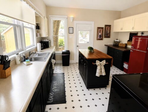 Charming 3BR Home • 1 Block to Downtown • Fenced Yard