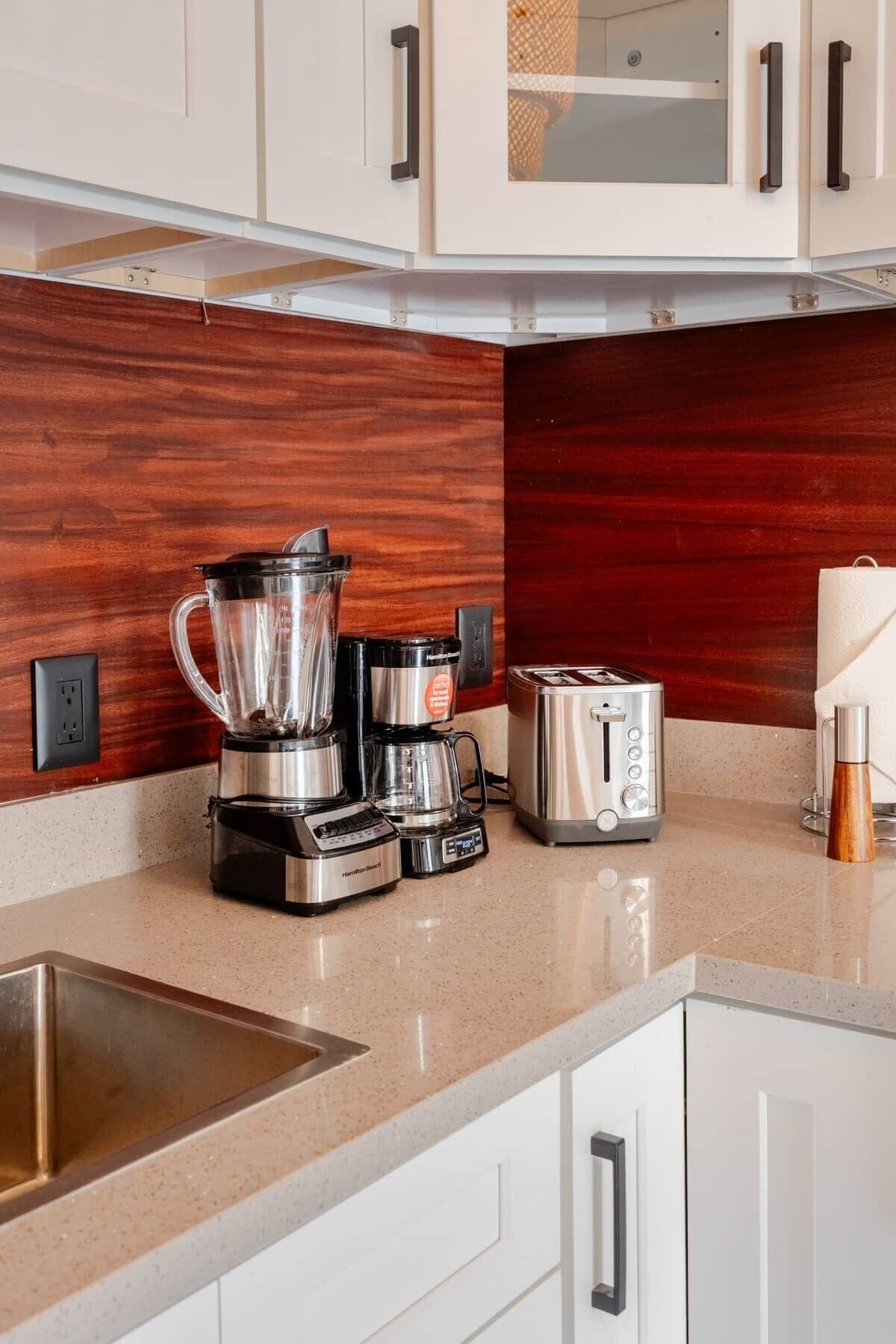 Coffee/tea maker, fridge, microwave, stovetop
