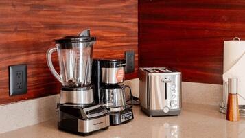 Coffee/tea maker, fridge, microwave, stovetop