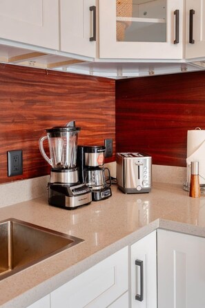 Coffee/tea maker, fridge, microwave, stovetop - New Listing Luxury Stay in Cabo San Lucas (Cabo San Lucas)