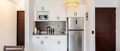 Coffee/tea maker, fridge, microwave, stovetop