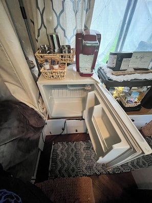Unclassified image, 4 of 15, button - Cozy Private Glamping Camper Minutes from Saint Francis University (Loretto)